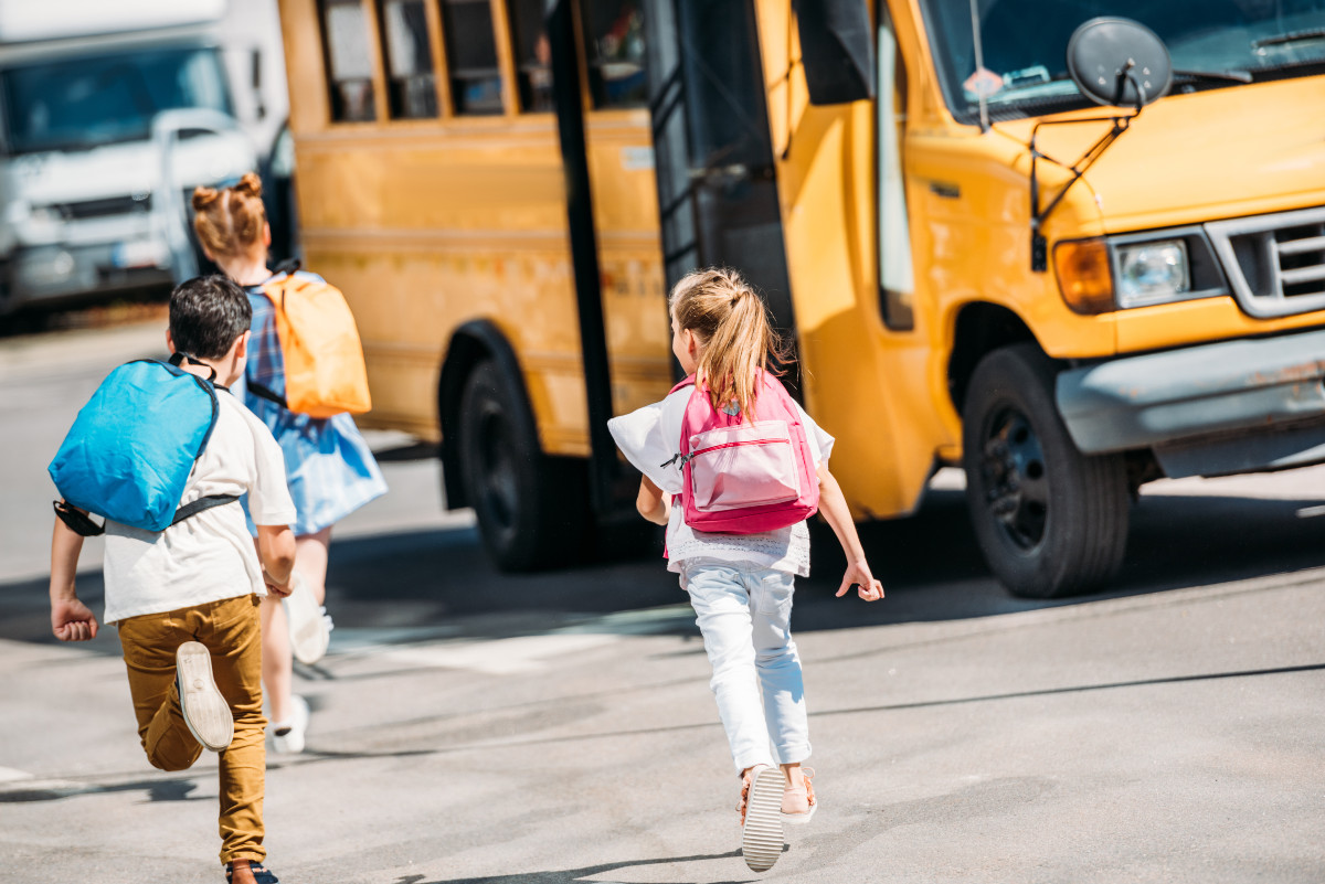 Consejos para elegir el mejor transporte escolar para tus hijos